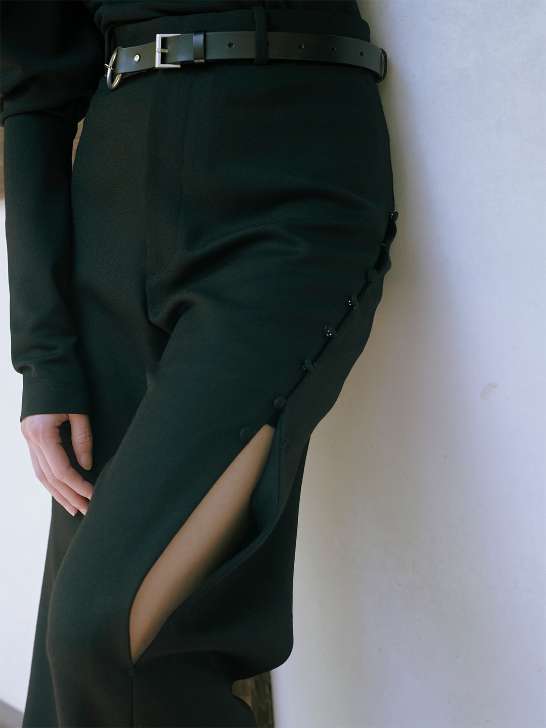 Aoi Trousers Slim Fit/Black｜TĔLOPLAN | テーロプランの公式 